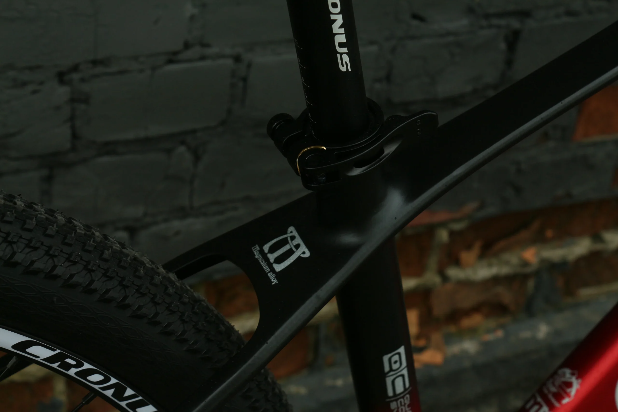 27.5 Cronus Hurricane червоно-чорний (15.5″)